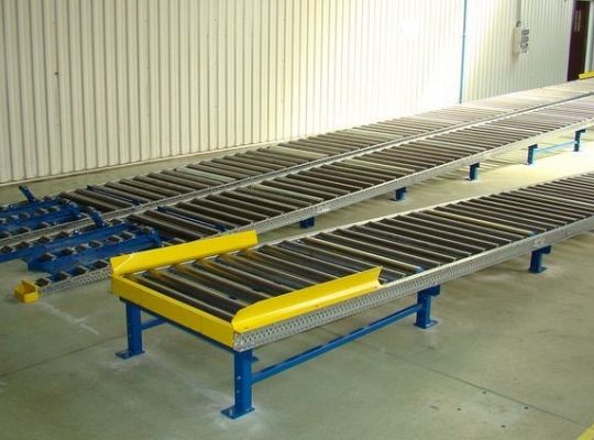 Gravity conveyors for pallets
